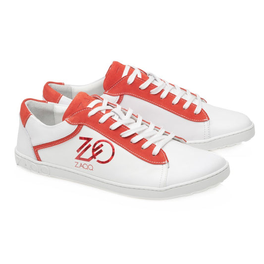 Wir präsentieren den CEDRIQ Red von ZAQQ, einen Barfuß-Sneaker mit elegantem Design. Diese weißen Sneaker zeichnen sich durch auffällige rote Akzente an Zunge, Ferse und Seiten aus. Der Look wird durch weiße Schnürsenkel und ein markantes rotes Logo mit dem ZAQQ-Branding abgerundet. Für noch mehr Komfort sind sie mit einer stylischen Kautschuksohle ausgestattet.