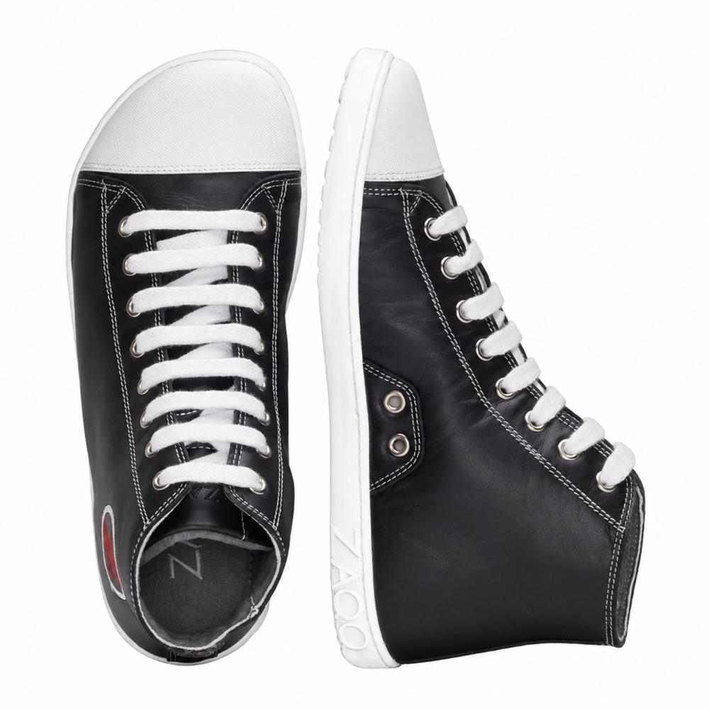 Un paio di eleganti sneakers alte nere ZAQQ CHUQQS con suola in caucciù bianca e lacci. La scarpa sinistra è in piedi, mentre la destra è sdraiata di lato e mostra un elegante logo vicino al tallone.