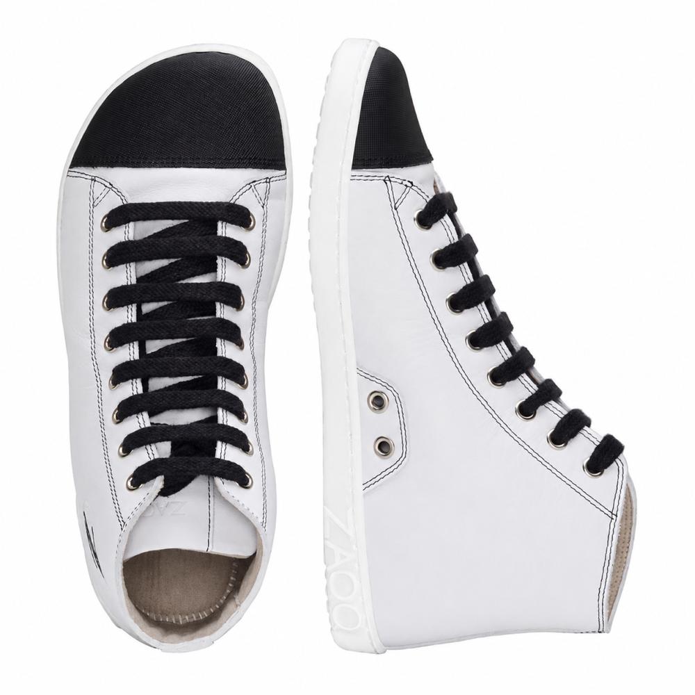 Presentiamo il CHUQQS White di ZAQQ: un paio di eleganti sneaker bianche alte con lacci e punte nere. La scarpa sinistra è vista dall'alto al basso, mentre la scarpa destra è in posizione verticale e mostra il suo profilo laterale. Queste sneaker sono realizzate con maestria in pelle nappa e hanno suole bianche con il nome del marchio ZOOZ.