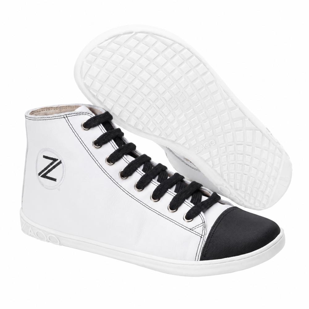 Presentiamo il CHUQQS White di ZAQQ, un paio di eleganti sneaker alti con tomaia bianca, punta nera e lacci neri. Queste sneaker presentano una suola strutturata con motivo a griglia e mostrano il logo Z del marchio in modo prominente sul lato. La sneaker bianca unisce senza sforzo stile classico e comfort moderno.
