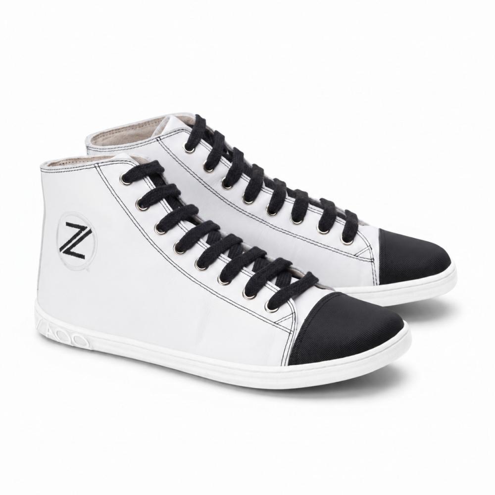 sneaker bianco alto in pelle liscia con lacci neri come scarpe da ginnastica a piedi nudi con suola completamente piatta