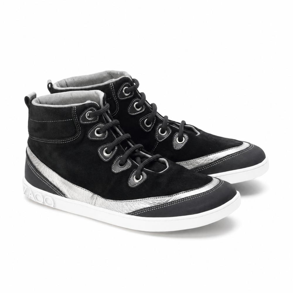 Le sneakers alte CINQO Black di ZAQQ hanno accenti metallici-argento e suole bianche. Queste scarpe stilose con lacci neri e occhielli presentano un motivo strutturato sulla suola intermedia vicino al tallone. Il design casual completa perfettamente il loro look sportivo.
