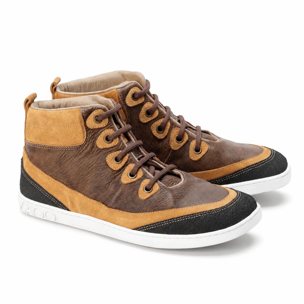 Le ZAQQ CINQO Brown High-Top-Sneaker si distinguono per una lussuosa texture in pelle nappa marrone e marrone chiaro, arricchita da accenti neri sulla punta e sul tallone. Queste scarpe alla moda hanno suole bianche, lacci marroni e un pratico passante sul retro per un trasporto comodo.