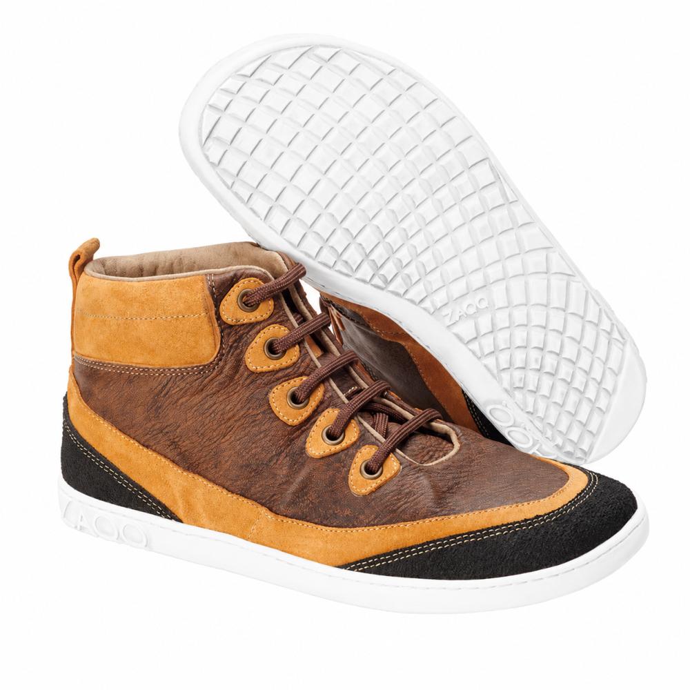 Un paio di modaioli ZAQQ CINQO Brown High-Top-Sneaker in tonalità di marrone e arancione con accenti neri e suola bianca in morbida pelle nappa. Una scarpa è in piedi mentre l'altra è sdraiata su un lato, mettendo in risalto il design strutturato della suola che rappresenta il comfort di una scarpa da piedi nudi.