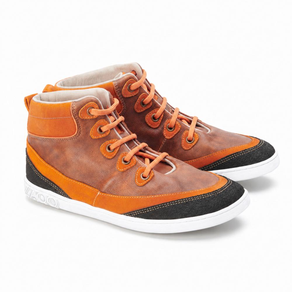 Diese ZAQQ CINQO Orange High-Top-Sneakers bestechen durch orangefarbenes und braunes Leder mit leuchtend orangefarbenen Schnürsenkeln, ergänzt durch strahlend weiße Sohlen. Die dekorativen schwarzen Patches akzentuieren die Zehenkappen und Fersen und machen sie zu einem stilvollen Must-have.
