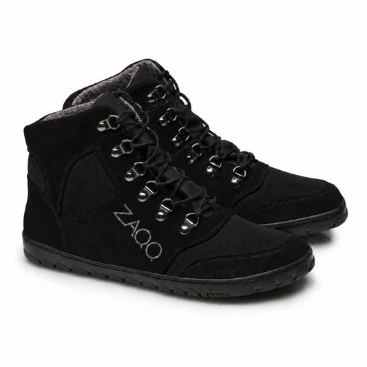 Wir präsentieren die ZAQQ HIQE Black Waterproof Sneaker: ein Paar schwarze und graue High-Tops mit Schnürverschluss und robuster Sohle. Diese Schuhe kombinieren Stoff und wildlederähnliche Materialien für einen sportlichen Look und eignen sich perfekt als wasserdichte Outdoor-Stiefel für jedes Gelände.