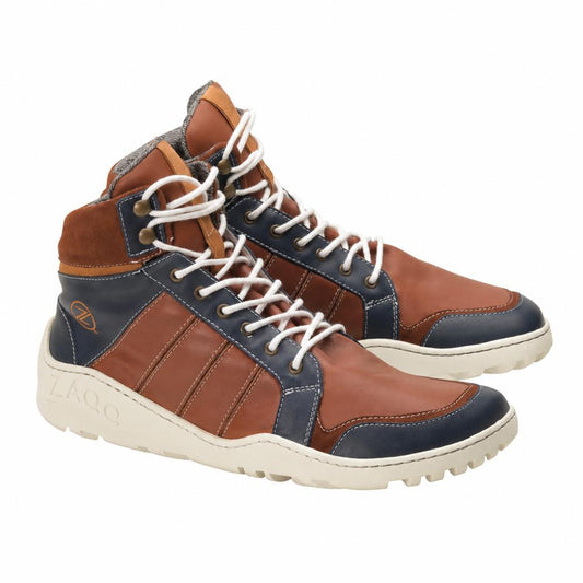 Wir präsentieren die MONTBLANQ Orange Waterproof Sneaker von ZAQQ, ein stilvolles Paar High-Tops mit Einsätzen aus marineblauem, braunem und hellbraunem Leder. Sie haben weiße Schnürsenkel und Sohlen, ein Logo an der Seite und bieten Komfort durch einen gepolsterten Knöchelbereich. Außerdem sind sie wasserdicht und somit noch praktischer.