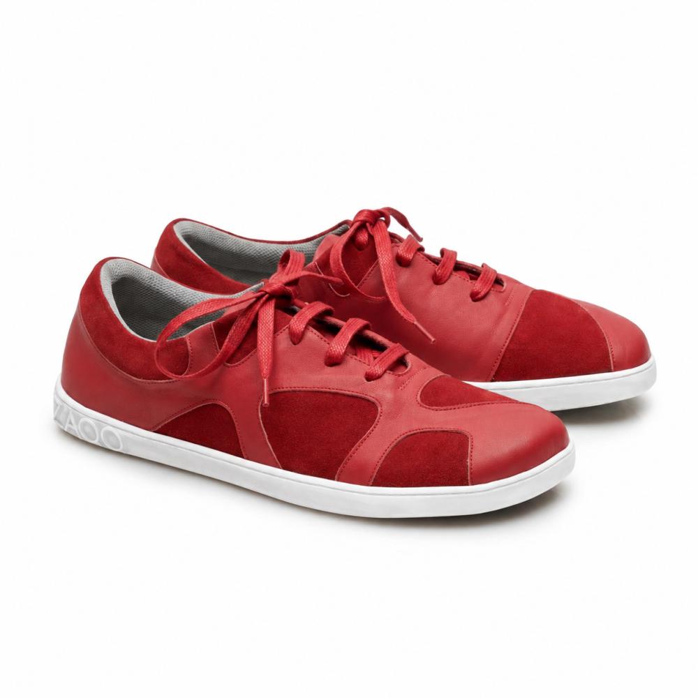 Le sneakers QAANAAQ Bordeaux di ZAQQ sono realizzate in pelle nappa e scamosciata e dispongono di una suola in gomma Zero-Drop bianca e lacci rossi coordinati.