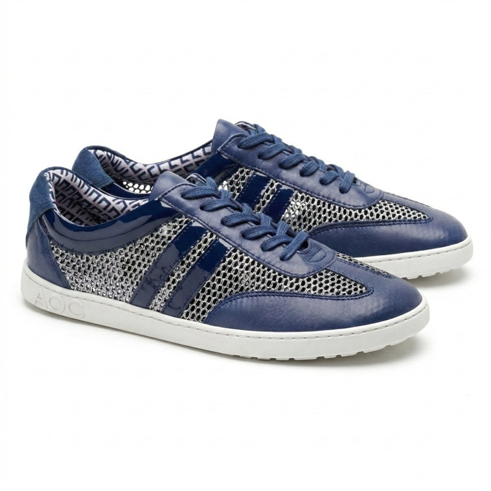 Wir präsentieren den QIMBERLY Blue von ZAQQ: stylischer Barfuß-Sneaker in Blau und Silber mit Mesh-Design. Diese Sneaker zeigen ein strukturiertes Muster mit dunkelblauen Streifen an den Seiten und einen Schnürverschluss, alles vor einem strahlend weißen Hintergrund für einen mühelos schicken Look.