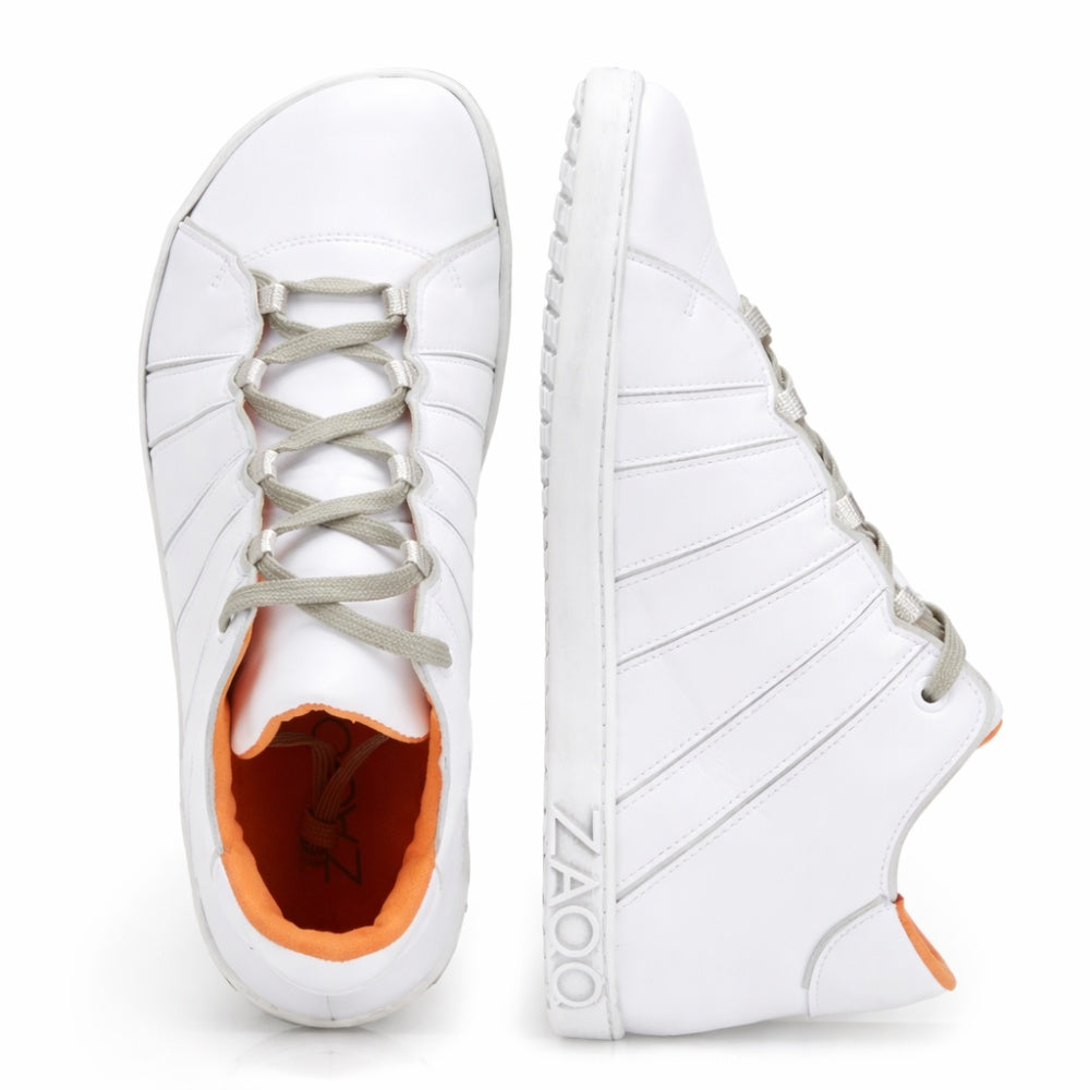 Wir präsentieren den QQQ Mid White von ZAQQ: Diese stylischen Barfußschuhe sind ein Paar High-Top-Sneaker in Weiß, gefertigt aus hochwertigem Nappaleder. Sie verfügen über graue Schnürsenkel und ein orangefarbenes Innenfutter, mit seitlich sichtbaren vertikalen Nähten. Die Sohle zeigt stolz den Markennamen auf einem makellos weißen Hintergrund.