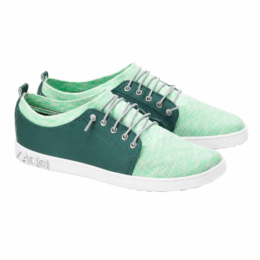 Presentiamo la QRIS Green Sneaker di ZAQQ: un paio di eleganti scarpe da ginnastica verde menta con suola bianca, accenti verde scuro e lacci bianchi. Queste sneaker si distinguono per un design moderno e sportivo, ideale per ogni avventura.