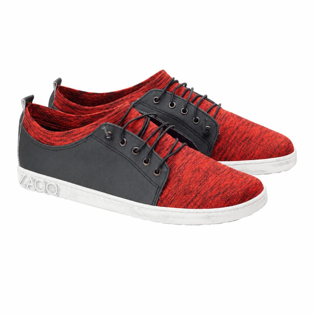 Presentiamo il QRIS Red di ZAQQ, un paio di sneaker rosso-nero casual con suole bianche accattivanti. Queste scarpe si distinguono per il tessuto strutturato rosso brillante, i lacci neri eleganti e le pratiche linguette bianche sul retro. La parola distintiva YAGO è impressa lateralmente sulle suole, conferendo loro un tocco unico.