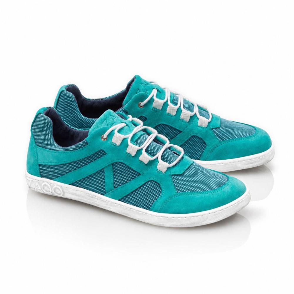 Wir präsentieren den QUSQO Turquoise von ZAQQ: Diese türkisfarbenen Sneaker mit weißen Schnürsenkeln und grauen Sohlen bieten eine Mesh- und Wildleder-ähnliche Textur. Mit ihrem modernen Design und den grafischen Mustern an den Seiten auf weißem Hintergrund sorgen sie für ein „atmungsaktives“ Erlebnis und ultimativen Komfort.