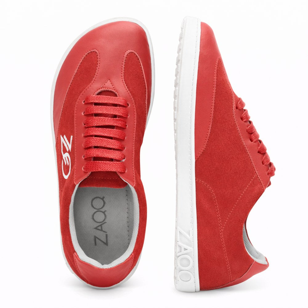 Zwei rote Queensburry Robin Sneaker von ZAQQ, von oben und von der Seite, aus rotem Leder gefertigt. Ein Schuh trägt das ZAQQ-Logo auf der Seite. Die Sneaker haben eine weiße Sohle und rote Schnürsenkel auf einem schlichten weißen Hintergrund.