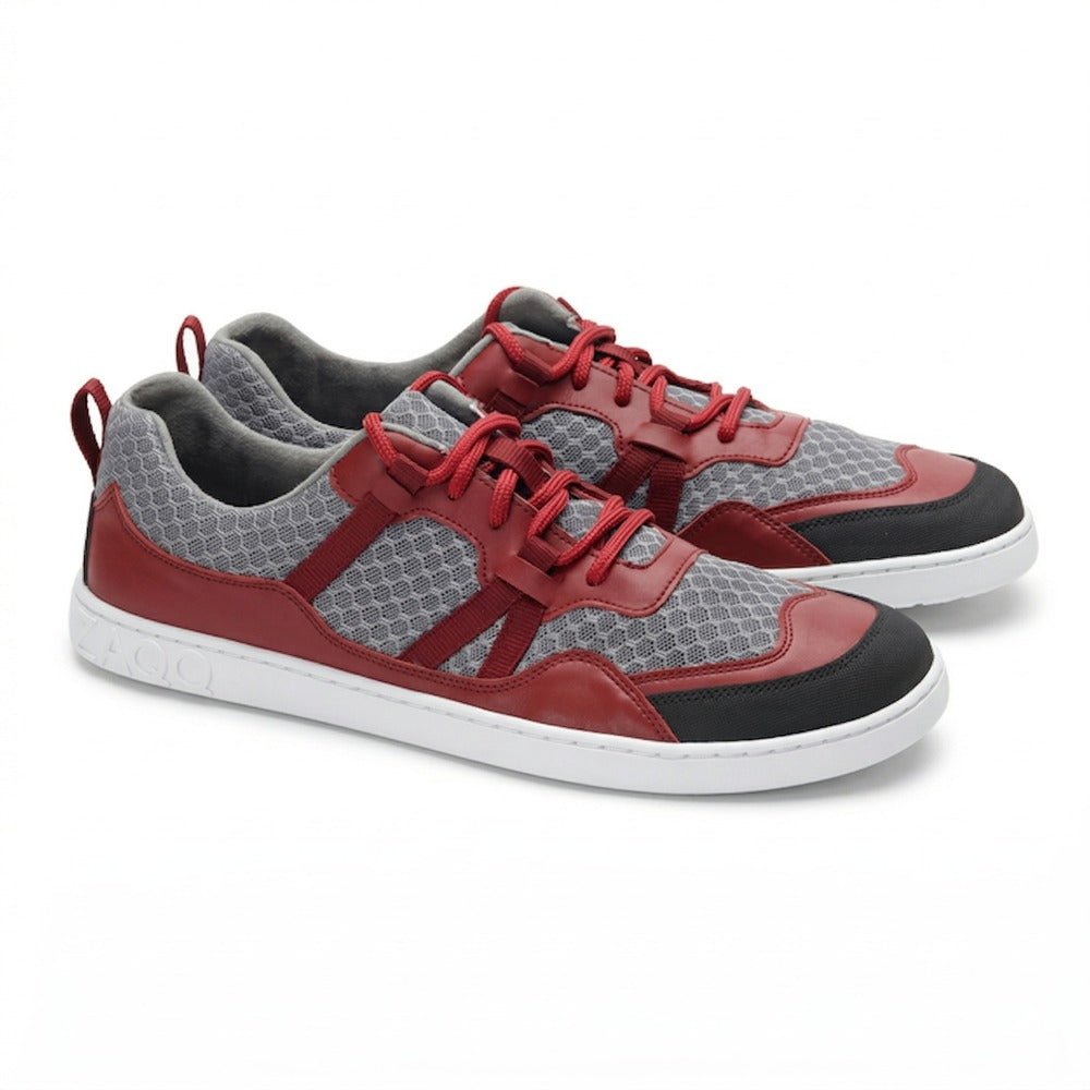 Die sportlichen Sneaker ZAQQ SQATE Red bestechen durch ein leuchtend rotes und graues Netzgewebe mit Wabenmuster, ergänzt durch rote Lederakzente und weiße Sohlen für außergewöhnlichen Komfort. Diese Schuhe mit roten Schnürsenkeln und grauem Innenfutter zeigen den Markennamen an der Seite der Sohlen.