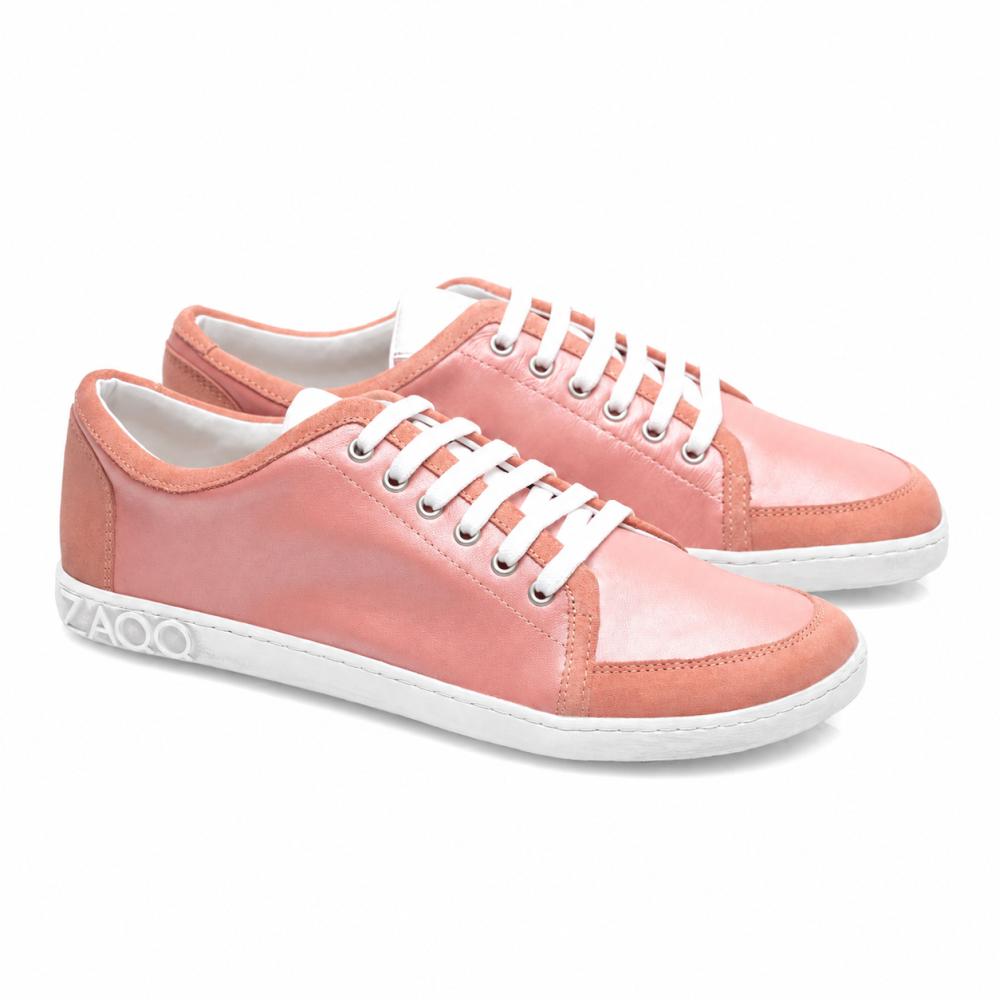 Le sneaker TIQQ Rosa di ZAQQ sono realizzate in pregiata pelle nappa rosa, completate da lacci e suole bianche. Queste scarpe si distinguono per un design semplice e casual, con il nome del marchio ZAQQ elegantemente applicato sul retro della suola. Sono presentate su uno sfondo bianco brillante.