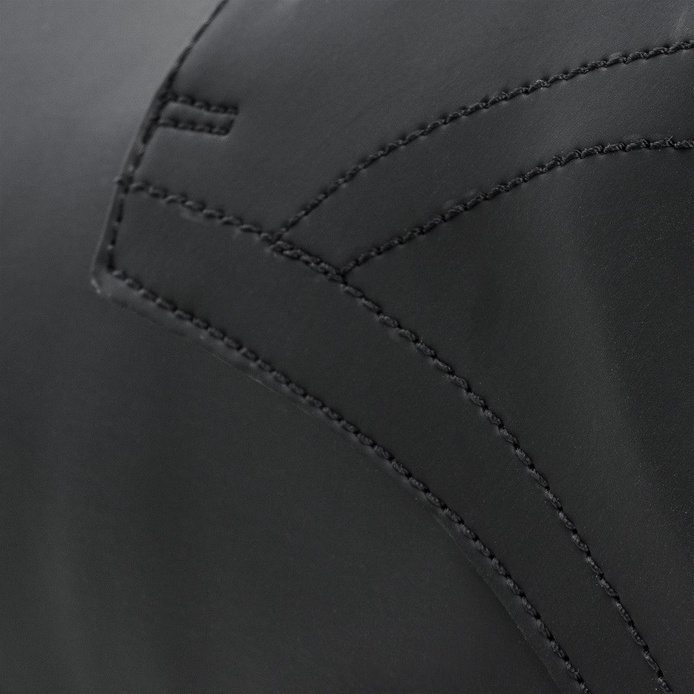 Nahaufnahme des PEAQ Vegan Black von ZAQQ, das sein raffiniertes Design mit sichtbaren Nähten zeigt, das die Eleganz eines Halbschuhs widerspiegelt. Das glatte und leicht glänzende Material weist sich kreuzende Nähte auf, die ein strukturiertes Muster erzeugen, das dem eines veganen Schuhs ähnelt.